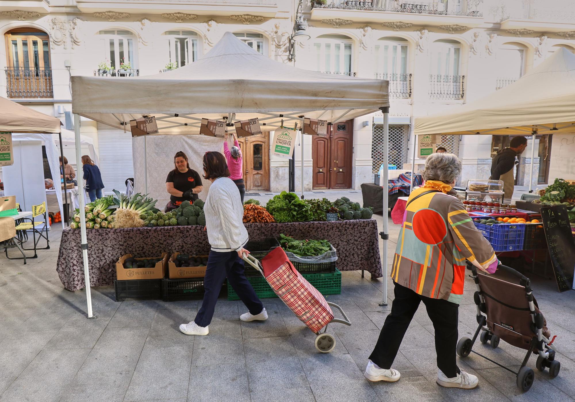 Mercadillo de frutas y verduras de huerta junto al mercado de Colón