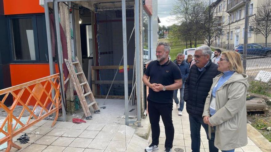 Por la izquierda, Jacobo López, Luis Manuel Flórez, «Floro», y Cristina García, observando las obras. |