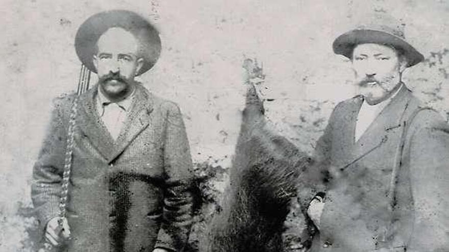 Foto de 1930 de un grupo de cazadores, con un guicho en el capó del coche.  // Club Can Guicho ou Quisquelo