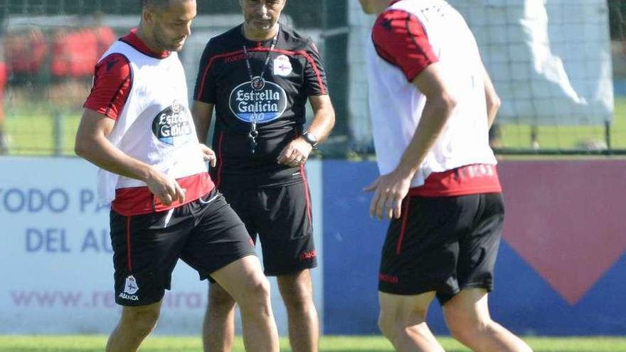 Quique González, con el balón, ante Natxo González y Álex Bergantiños ayer en Abegondo.