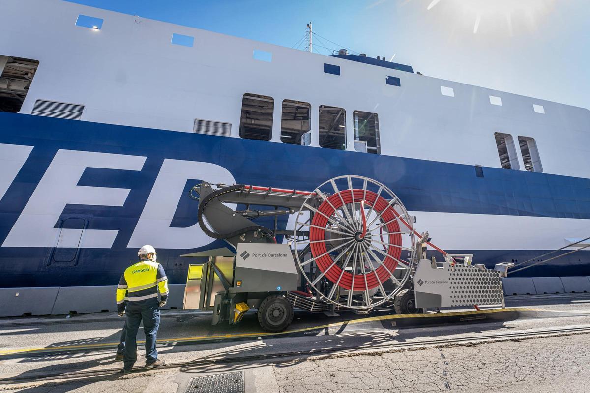 El Port de Barcelona estrena la conexión eléctrica de la terminal de ferris de Grimaldi