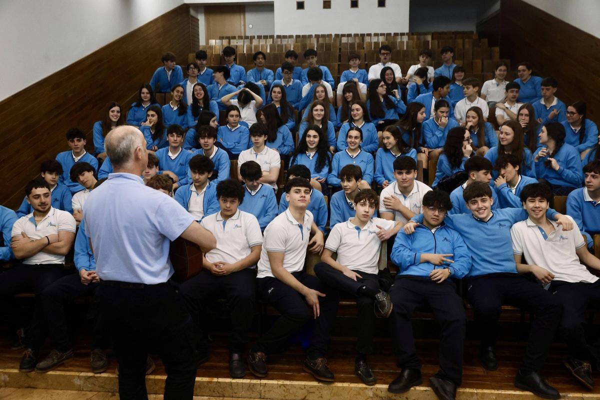 Así disfruta el alumnado del colegio de la Inmaculada de Gijón su "Semana Ignaciana", en imágenes
