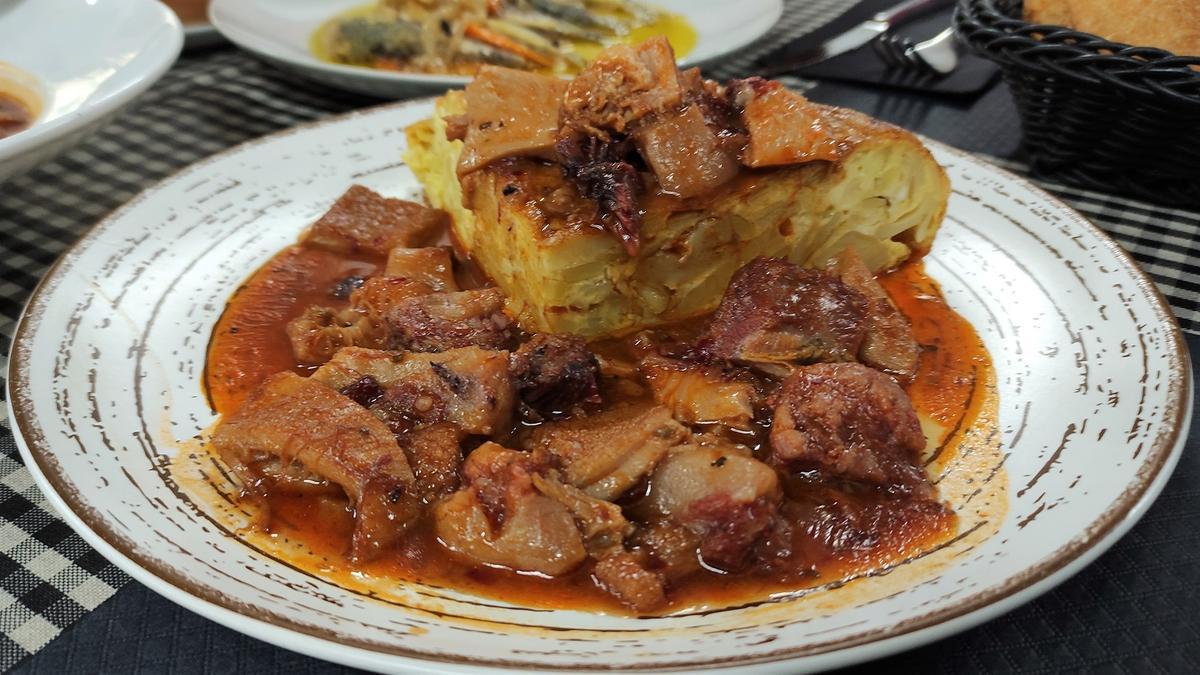 Tortilla de patatas con callos y 'capipota' de Bar Iberia (Barcelona)