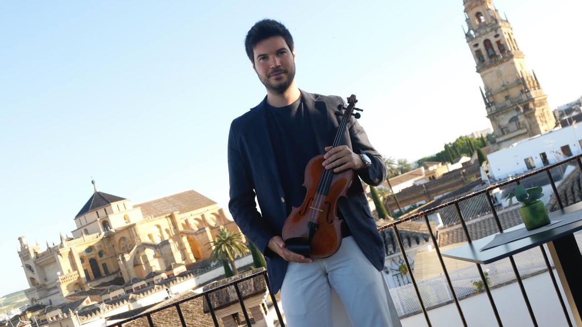 Paco Montalvo posa en la terraza del hotel El Balcón de Córdoba.