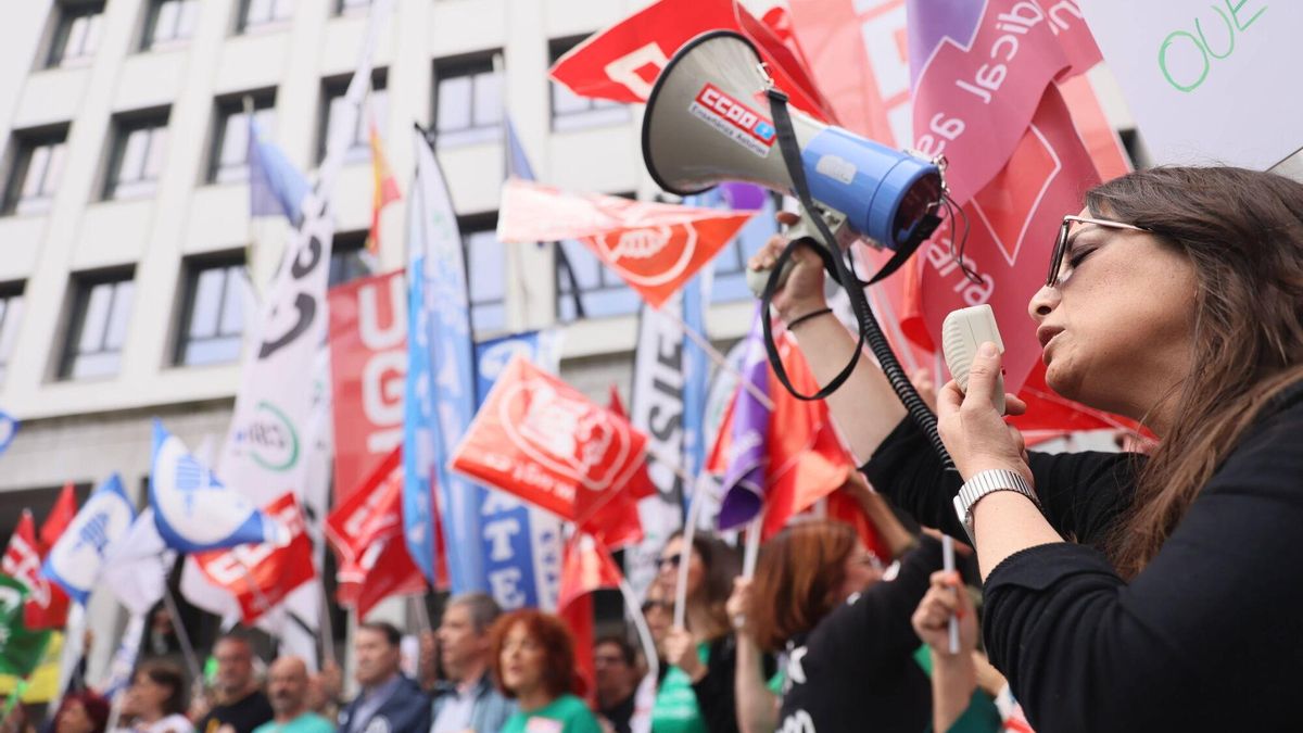 Docentes, ayer, concentrados frente a la Consejería de Educación.