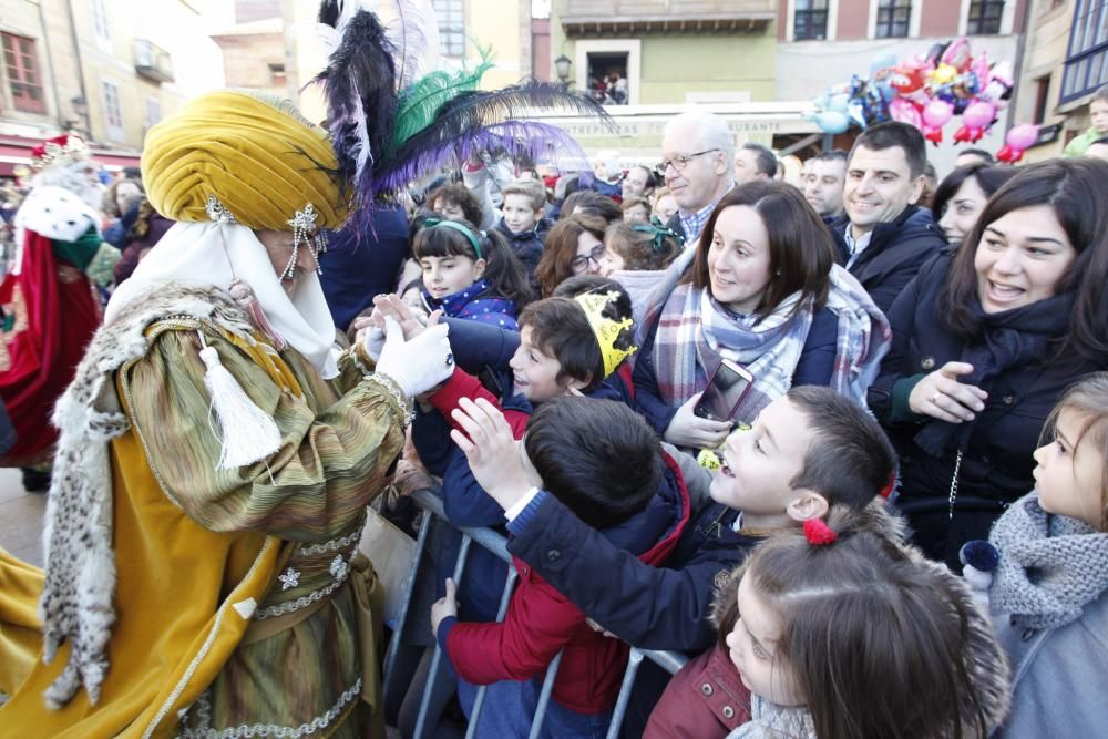 Una multitud recibe a los Reyes Magos en Gijón.