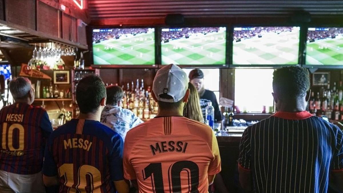 Un grupo de seguidores del Bará, en Austin (Texas, EEUU), disfruta del MUnited-Barça, en el pub The Tavern.