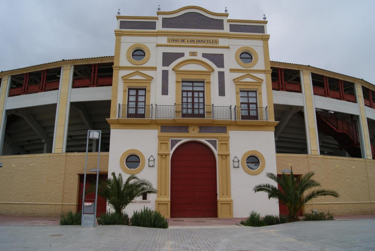 Exterior de la plaza de toros de Lucena en una imagen de archivo.