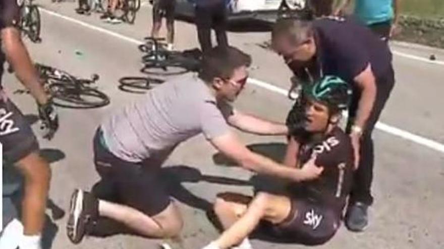 VÍDEO: Un policia provoca una greu caiguda al Giro