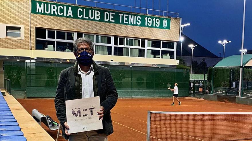 Antonio Saura posa con el libro en las pistas del Murcia Club de Tenis.