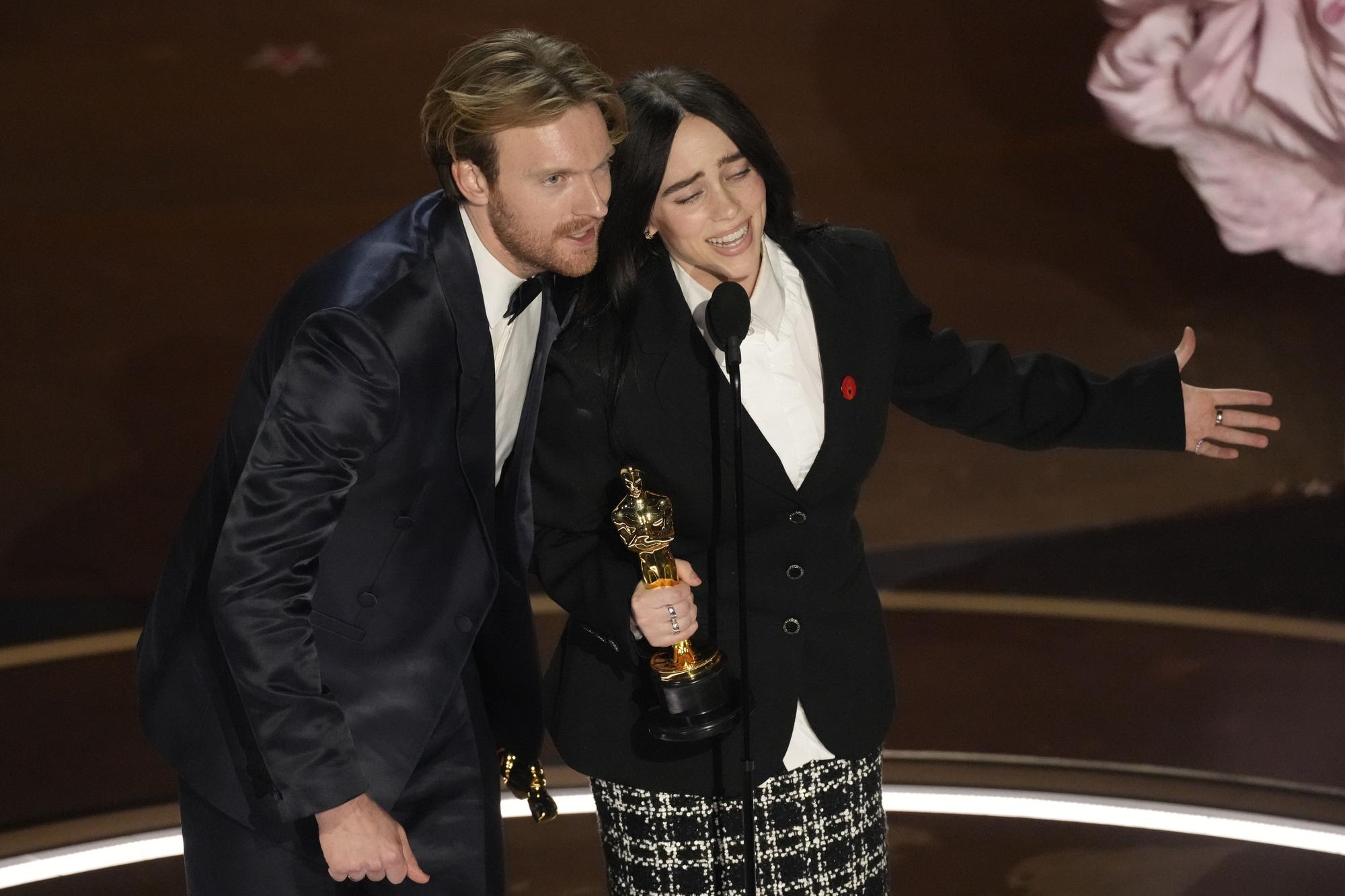 Finneas O'Connell, left, and Billie Eilish accept the award for best original song for "What Was I Made For?" from "Barbie" during the Oscars on Sunday, March 10, 2024, at the Dolby Theatre in Los Angeles. (AP Photo/Chris Pizzello) Associated Press/LaPresse Only Italy and Spain / EDITORIAL USE ONLY/ONLY ITALY AND SPAIN