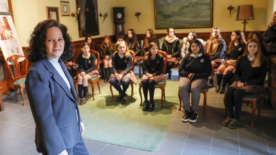 Susana Fernández, con un grupo de alumnas de la ESO. Entre ellas, en primera fila, Covadonga Mantecón, Sara Tovar, Martina Prieto, Helena Pereira y Llaiza Fernández. | Marcos León