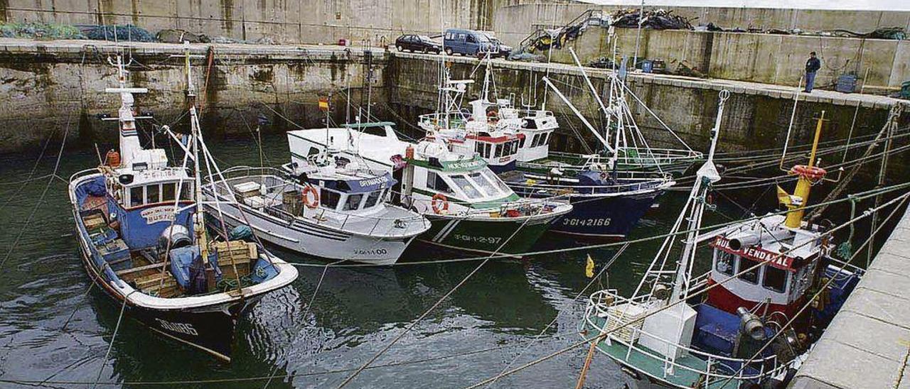 Barcos en el puerto de Llanes.