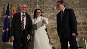 Sor Lucía Caram, entre el alcaldable de CiU por Barceloba, Xavier Trias, y el ’president’ Artur Mas.