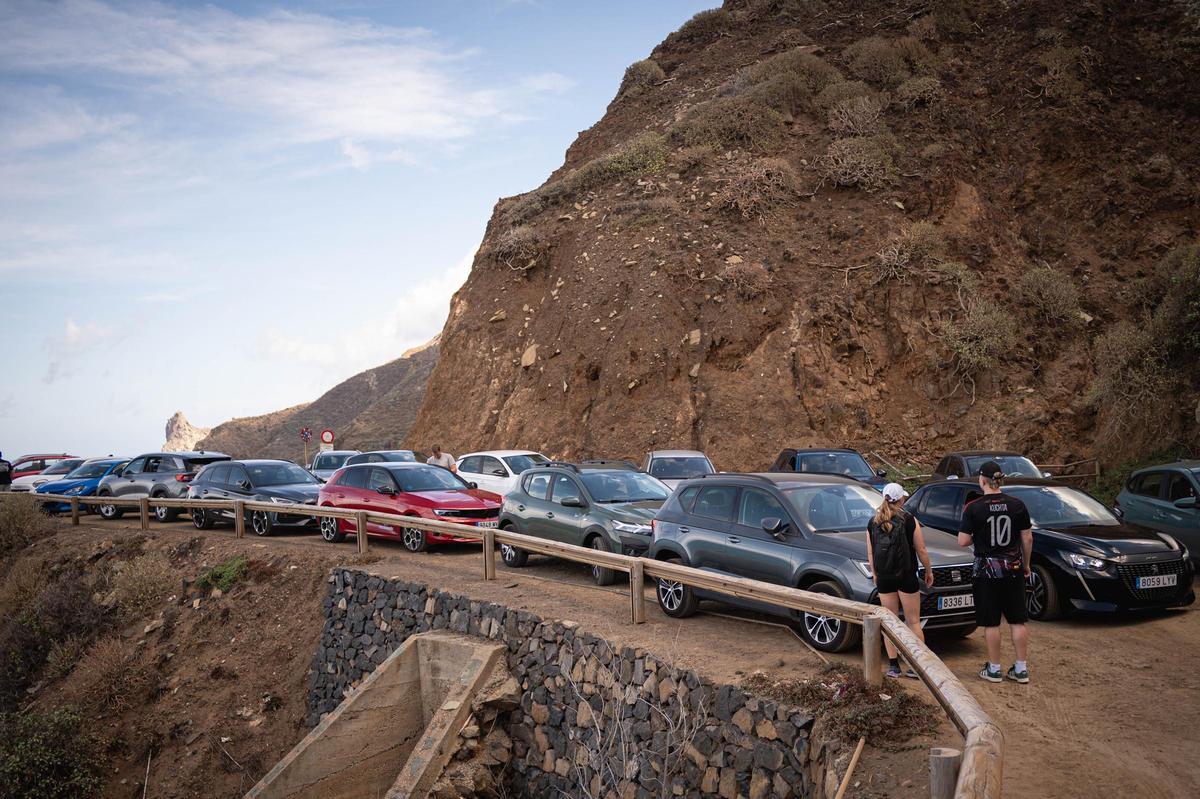Una treinta de coches de alquiler estacionados a la entrada del caserío de El Draguillo.
