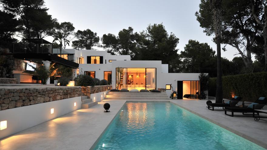 El estudio de arquitectura GO+ rediseña una villa en venta en Ibiza