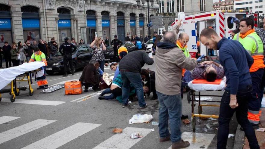 Los servicios sanitarios atienden a los heridos en el atropello de Nochebuena en la Escandalera.