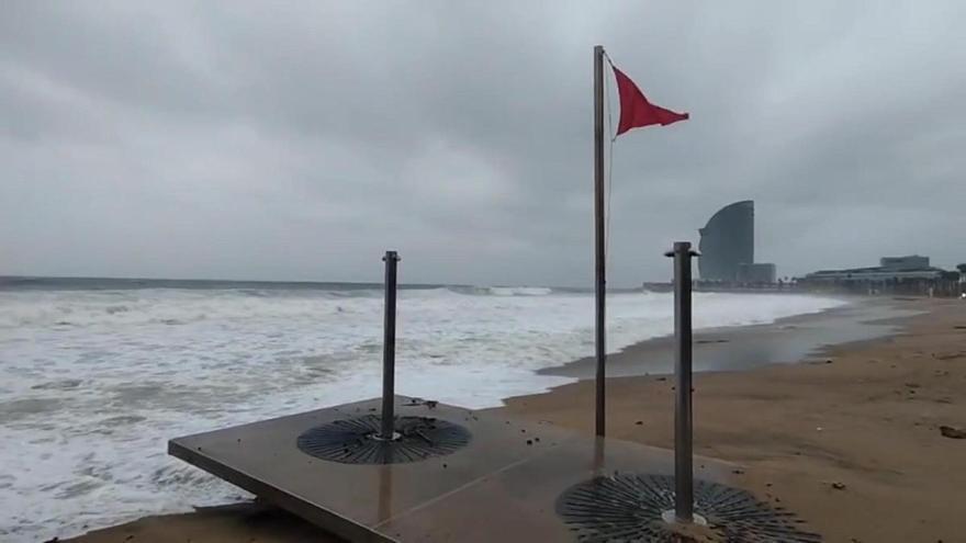 Temporal y mala mar en las playas de la Barceloneta