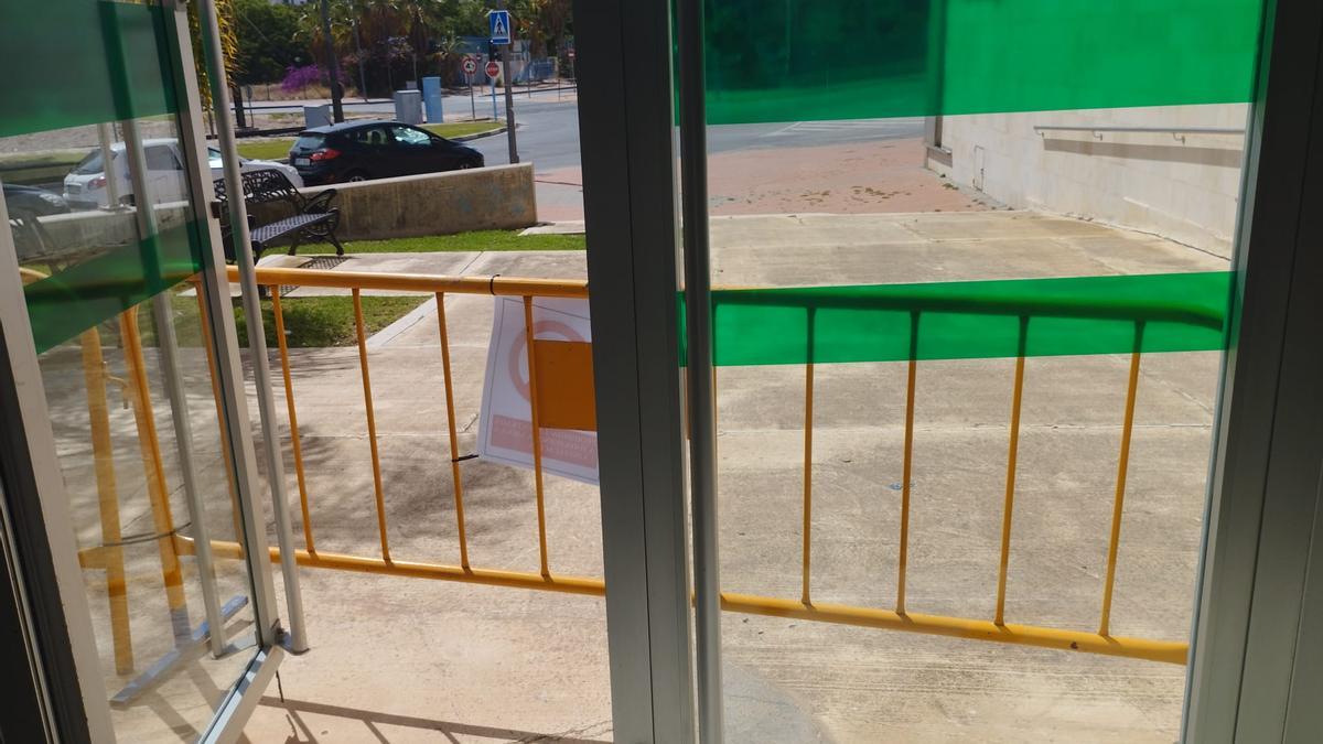 Puerta de emergencia del Centro Social El Barranquet bloqueada desde hace dos años.