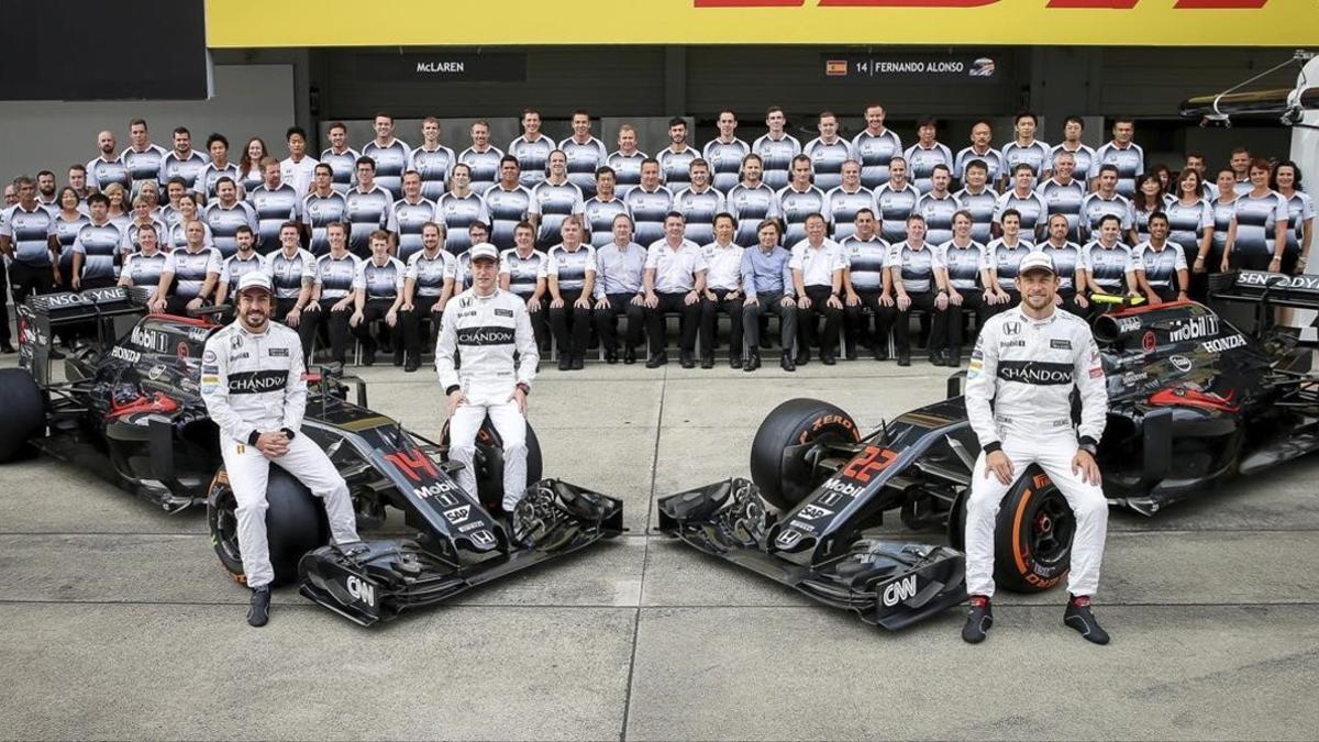 Fernando Alonso, el belga Stoffel Vandoorne  y el britanico Jenson Button posan en el circuito de Suzuka.