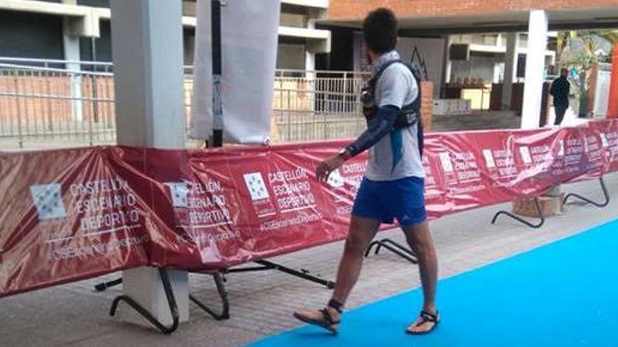 Correr con sandalias Son para la playa