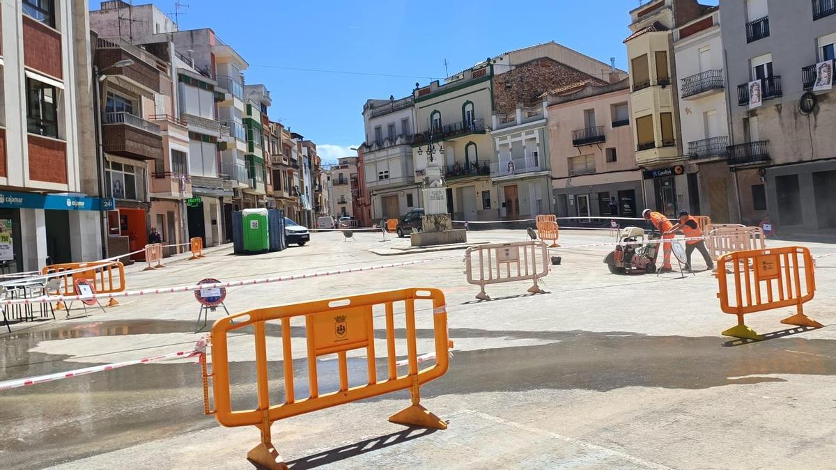 Cabanes ha iniciado este lunes las obras en la plaza Els Hostals, una vez han acabado las fiestas.