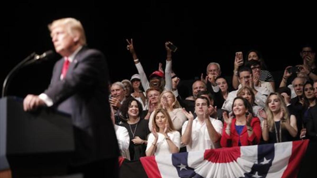 Trump, durante su discurso del viernes en Miami, ante los eufórico cubanos allí refugiados.