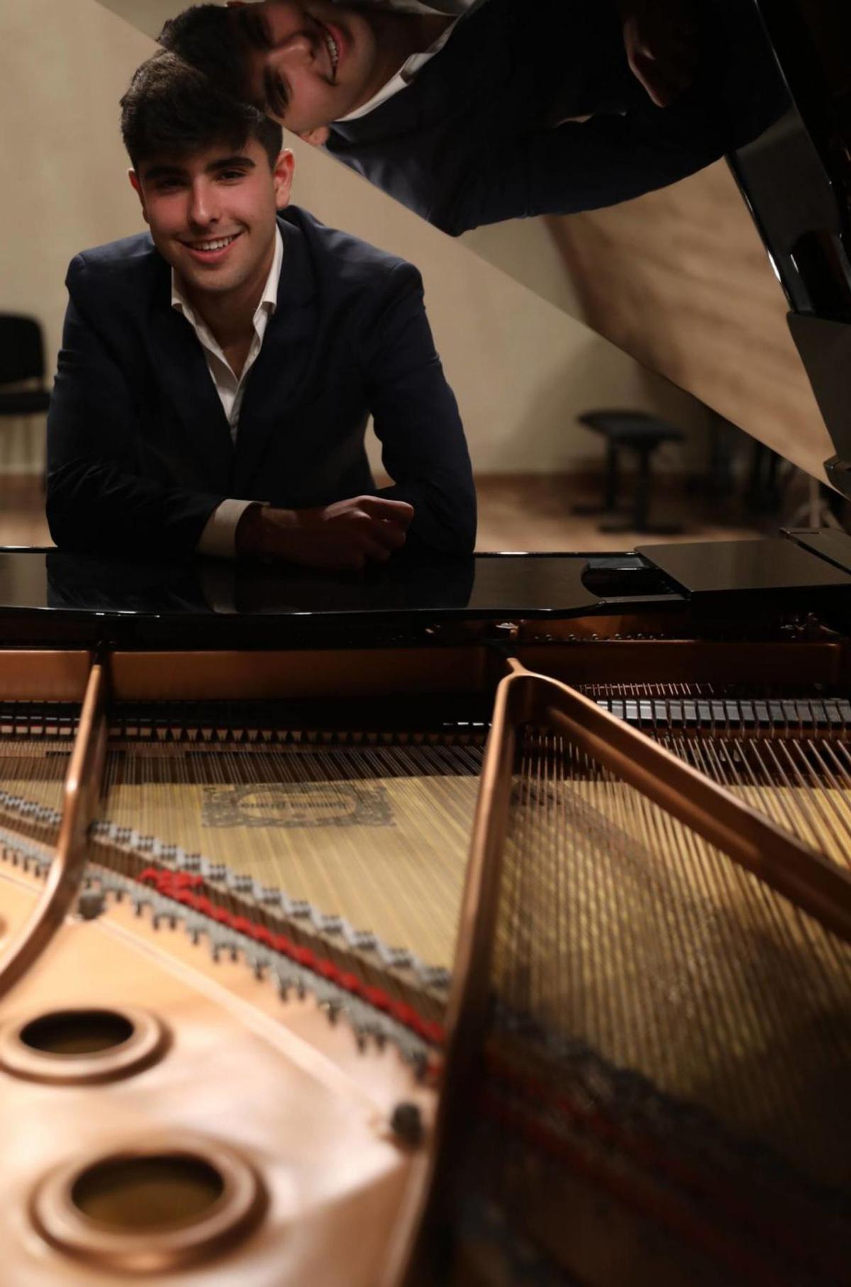 Carlos Forcelledo, apoyado sobre un piano en el Conservatorio. | L. Murias