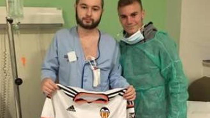 Salva, en el hospital, con el valencianista Lato