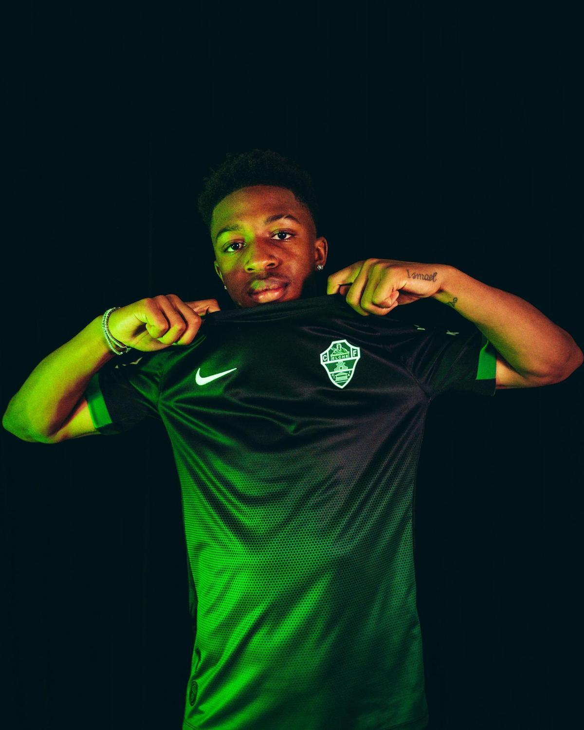 Buba Sangare posa con la tercera equipación del Elche 2026-2027