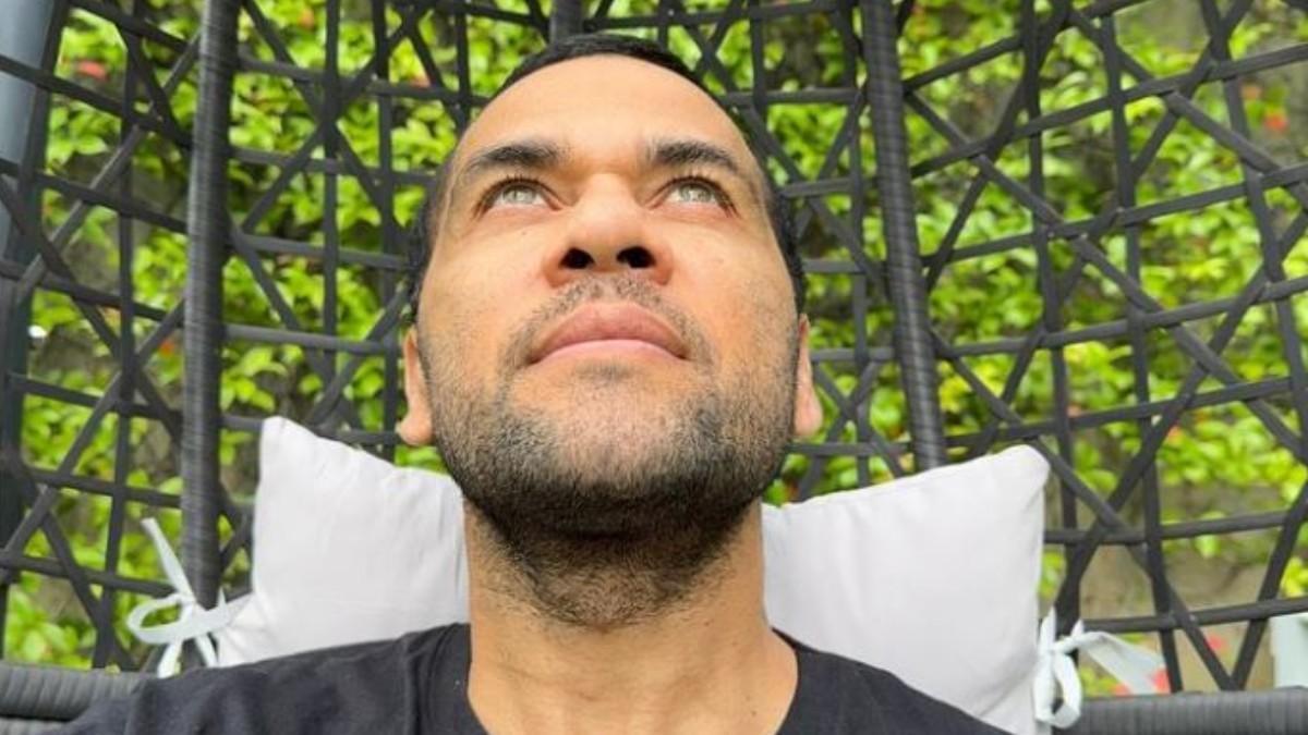 Dani Alves reaparece.