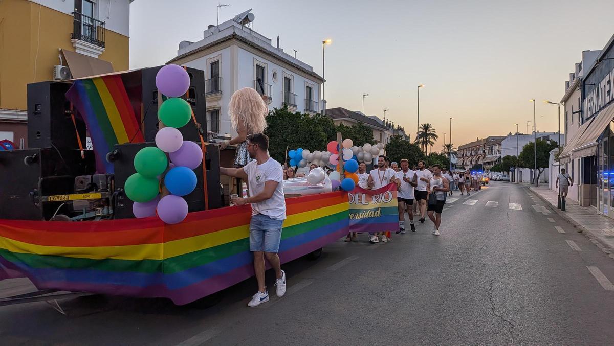 Carroza de la marcha del Orgullo en Palma del Río.