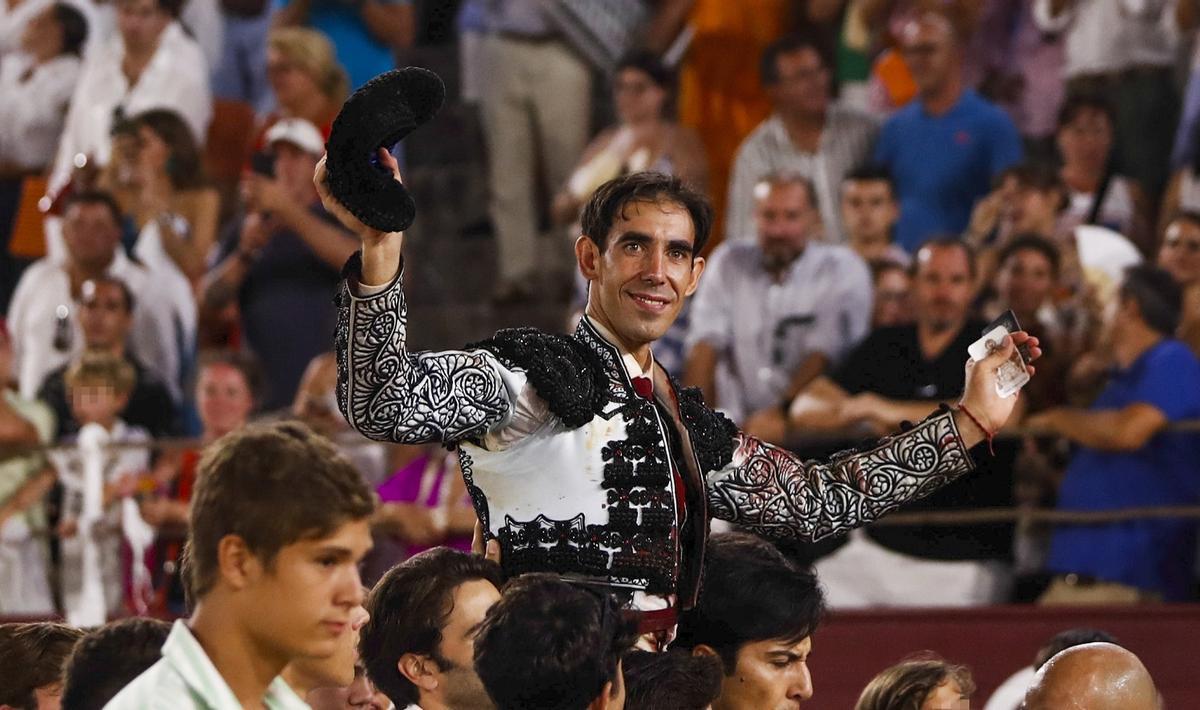 Saúl Jiménez Fortes sale por la puerta grande tras su cumbre en la Feria de Málaga