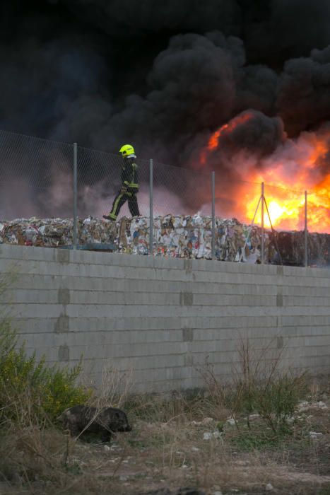 Más de una veintena de bomberos trabajaban anoche para sofocar el complicado incendio.