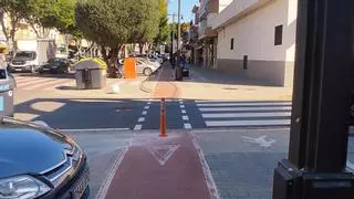Bolardos en pleno carril bici de l'Alcúdia
