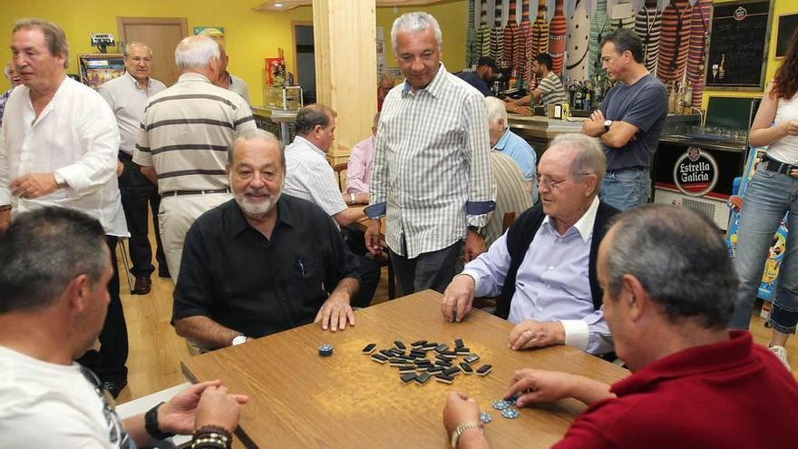 De izquierda a derecha, Roberto Ahued, Carlos Slim, Daniel Goñi -de pie-, Olegario Vázquez Raña y Javier Santoveña.