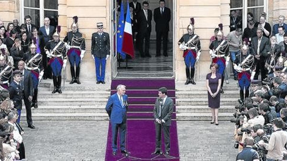 Manuel Valls (derecha) y su antecesor, Jean Marc Ayrault, ayer.