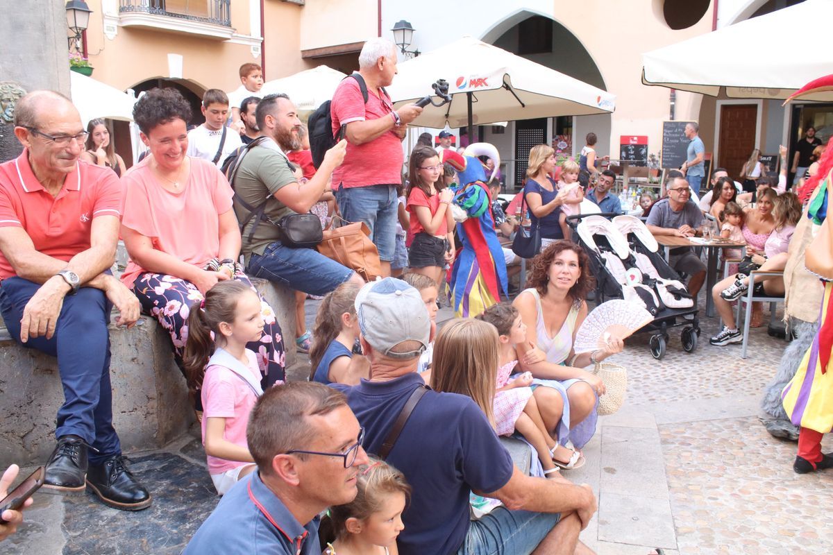 La alcaldesa de Onda, Carmina Ballester, también disfruta de la feria y sus actividades.