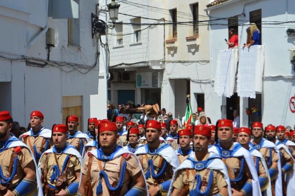 El Cristo del Perdón y de la Vera Cruz ha recorrido las calles, decoradas con cruces florales, macetas, enseres y banderillas de colores, acompañado de cientos de fieles