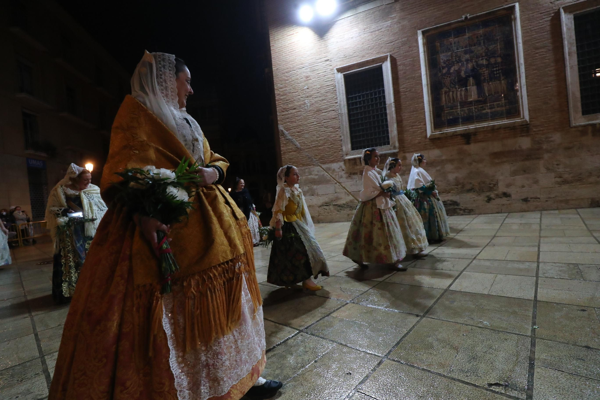 Búscate en el primer día de ofrenda por la calle de la Paz (entre las 21:00 a las 22:00 horas)