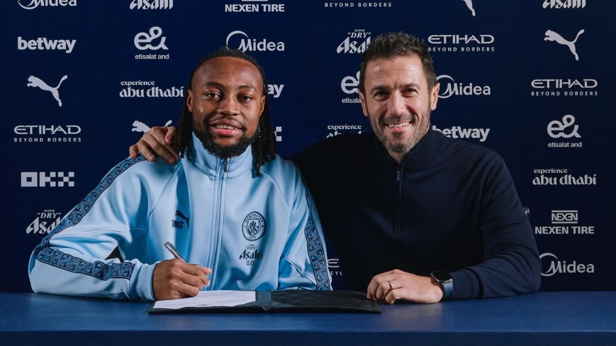Semenyo, junto a Hugo Viana en su presentación con el Manchester City