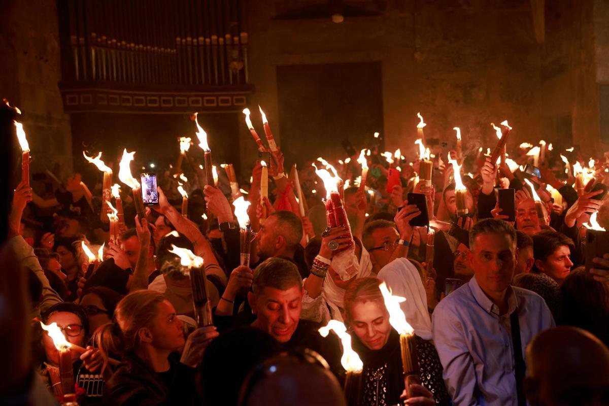 Cristianos ortodoxos celebran “Fuego Sagrado” en Jerusalén. eregrinos cristianos ortodoxos sostienen velas durante la ceremonia del Fuego Sagrado, un día antes de la Pascua ortodoxa, el sábado 15 de abril de 2023 en la Iglesia del Santo Sepulcro en la Ciudad Vieja de Jerusalén, donde muchos cristianos creen que Jesús fue crucificado y enterrado antes de resucitar.