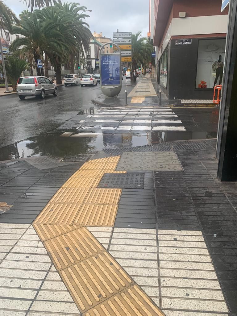 Vuelven los charcos a la calle Muelle Las Palmas