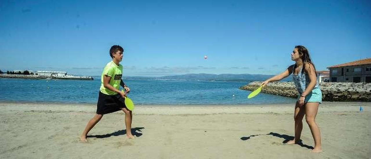 Miembros del Club de Natación en la playa de Vilaxoán. // Iñaki Abella