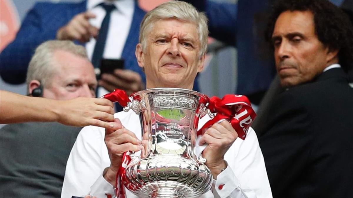 Wenger, con el título de la FA Cup, que ganó el pasado sábado contra el Chelsea