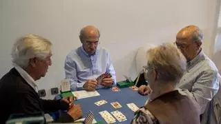 Cáceres busca nuevos aficionados al 'ajedrez de las cartas': doce clases para aprender un juego en el que "el azar desaparece"