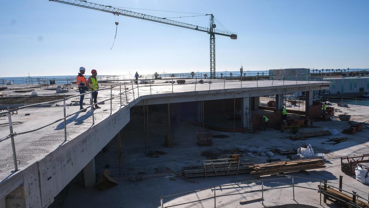 Así avanzan las obras del Paseo del mar, la nueva zona de ocio en el puerto de Torrevieja