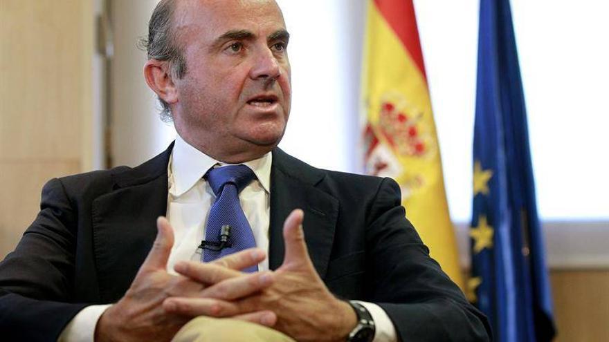 Guindos cree que el paro &quot;bajará este año por debajo de lo previsto&quot;