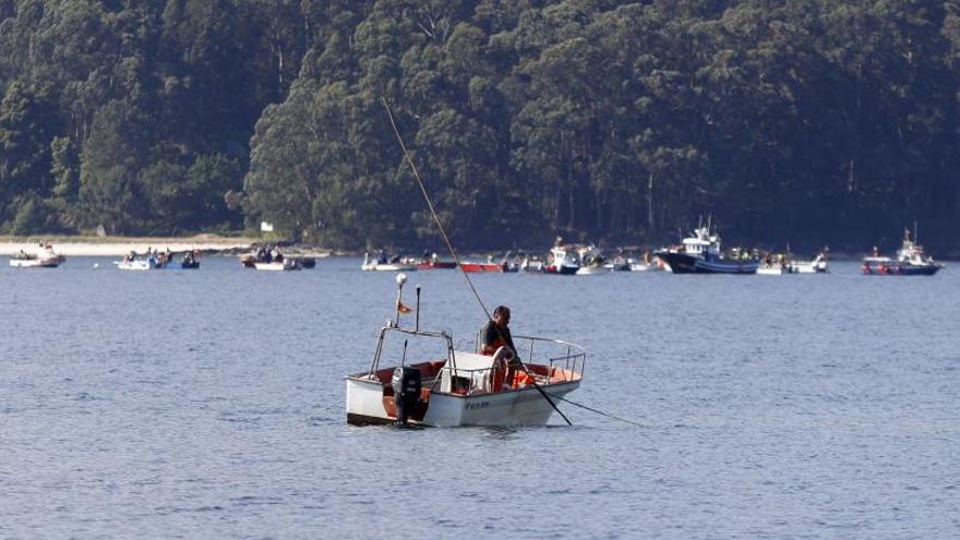 Marisqueo a flote, ayer en el entorno de la isla de Tambo. |   // GUSTAVO SANTOS