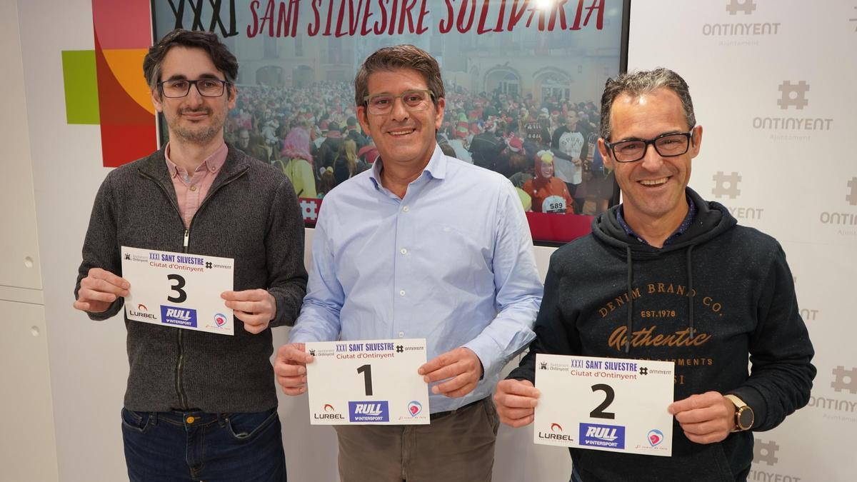 El alcalde de Ontinyent, Jorge Rodríguez, con el primer dorsal de la Sant Silvestre.